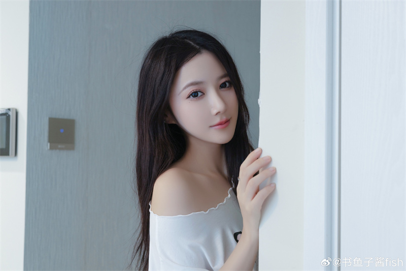 亿万图片全景库美图鱼子酱，95后女神的多面魅力